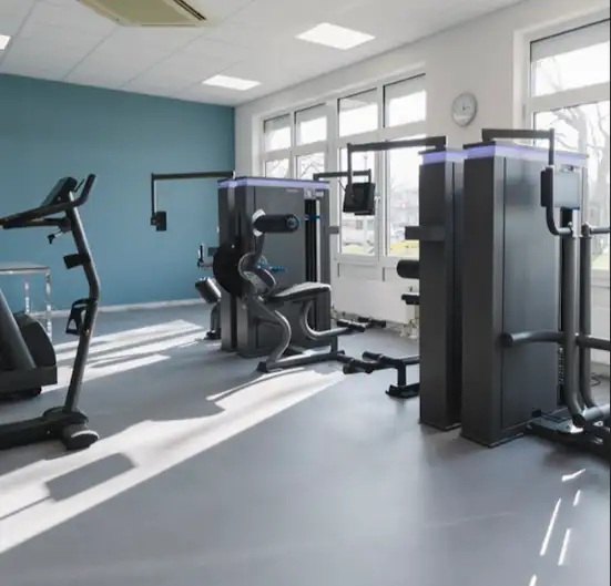 Lichtdurchflutete Räumlichkeiten des Kraftraums mit Geräten. Fensterfront